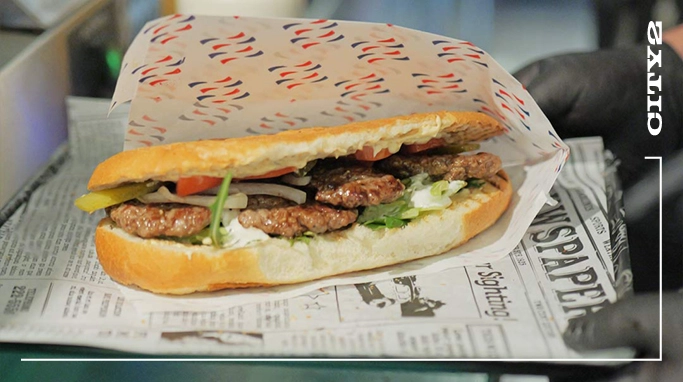 Køfte-sandwich med saftigt, krydret kød, friske grøntsager og blødt brød – serveret hos Køfte Box i City2.